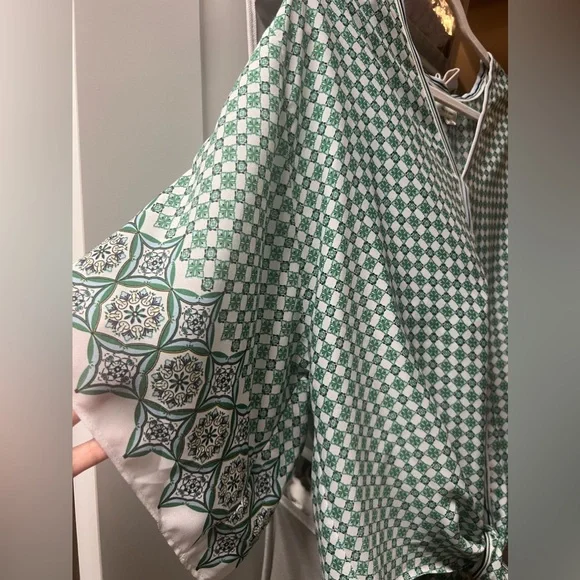 Light green top - Picture 2 of 3